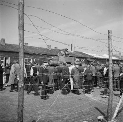 Anefo photo collection. Liberation joy: Camp Amersfoort. Liberation from the concentration camp in Amersfoort. A Canadian tank has dredged the camp .. May 7, 1945. Amersfoort, Utrecht (province) Copyright: xpiemagsx pienatarchpart72010201-13448 !ACHTUNG AUFNAHMEDATUM GESCHÄTZT!