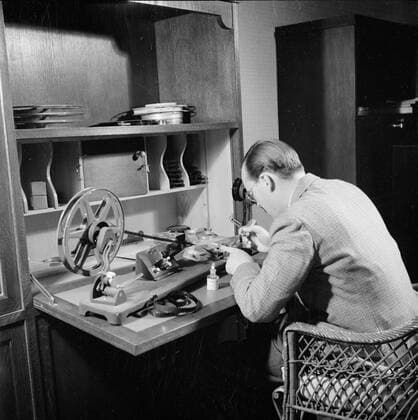 Poll photo collection. The royal family at Soestdijk Palace. Prince Bernhard busy mounting a movie. { ca. 1947 }. Baarn, Utrecht (province) Copyright: xpiemagsx pienatarchpart72010201-16028 !ACHTUNG AUFNAHMEDATUM GESCHÄTZT!