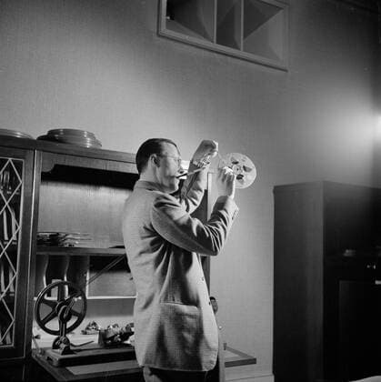Poll photo collection. The royal family at Soestdijk Palace. Prince Bernhard busy mounting a movie. { ca. 1947 }. Baarn, Utrecht (province) Copyright: xpiemagsx pienatarchpart72010201-16029 !ACHTUNG AUFNAHMEDATUM GESCHÄTZT!