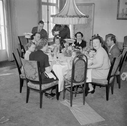 Poll photo collection. The royal family at Soestdijk Palace. Princess Juliana, Prince Bernhard, their daughters and staff at the dining table. { ca. 1947 }. Baarn, Utrecht (province) Copyright: xpiemagsx pienatarchpart72010201-16051 !ACHTUNG AUFNAHMEDATUM GESCHÄTZT!