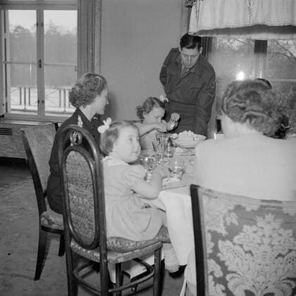 Poll photo collection. The royal family at Soestdijk Palace. Princess Juliana, Prince Bernhard, their daughters and staff at the dining table. { ca. 1947 }. Baarn, Utrecht (province) Copyright: xpiemagsx pienatarchpart72010201-16053 !ACHTUNG AUFNAHMEDATUM GESCHÄTZT!