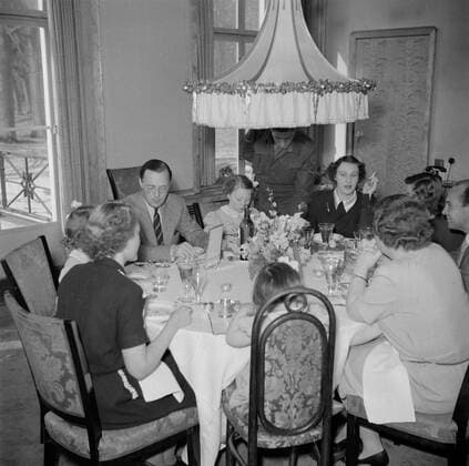 Poll photo collection. The royal family on Soestdijk. Princess Juliana, Prince Bernhard, Hundochters and staff at the eating table. { ca. 1947 }. Baarn, Utrecht (province) Copyright: xpiemagsx pienatarchpart72010201-16054 !ACHTUNG AUFNAHMEDATUM GESCHÄTZT!