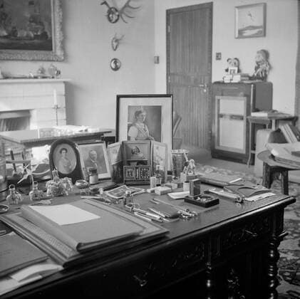 Poll photo collection. The royal family at Soestdijk Palace. Office of Prince Bernhard in his office. { ca. 1947 }. Baarn, Utrecht (province) Copyright: xpiemagsx pienatarchpart72010201-16055 !ACHTUNG AUFNAHMEDATUM GESCHÄTZT!