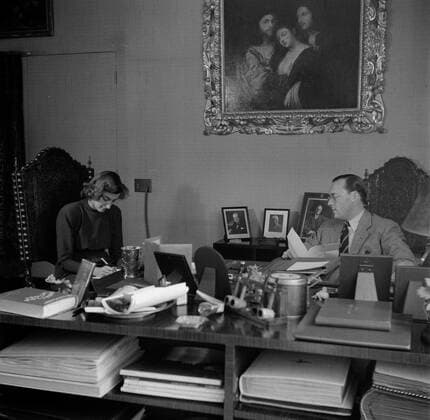 Poll photo collection. The royal family at Soestdijk Palace. In his office, Prince Bernhard dictates a letter to his secretary. { ca. 1947 }. Baarn, Utrecht (province) Copyright: xpiemagsx pienatarchpart72010201-16057 !ACHTUNG AUFNAHMEDATUM GESCHÄTZT!