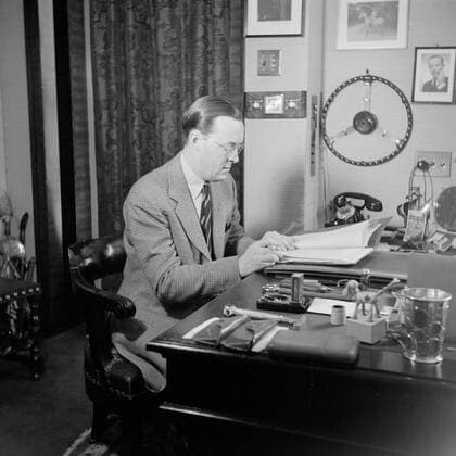 Poll photo collection. The royal family at Soestdijk Palace. Prince Bernhard behind his desk in his office. { ca. 1947 }. Baarn, Utrecht (province) Copyright: xpiemagsx pienatarchpart72010201-16058 !ACHTUNG AUFNAHMEDATUM GESCHÄTZT!
