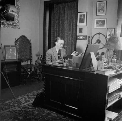 Poll photo collection. The royal family at Soestdijk Palace. Prince Bernhard behind his desk in his office. { ca. 1947 }. Baarn, Utrecht (province) Copyright: xpiemagsx pienatarchpart72010201-16059 !ACHTUNG AUFNAHMEDATUM GESCHÄTZT!