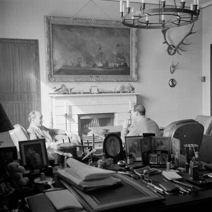 Poll photo collection. The royal family at Soestdijk Palace. Prince Bernhard is talking to an unknown gentleman in his office. { ca. 1947 }. Baarn, Utrecht (province) Copyright: xpiemagsx pienatarchpart72010201-16061 !ACHTUNG AUFNAHMEDATUM GESCHÄTZT!