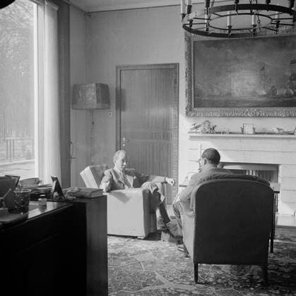 Poll photo collection. The royal family at Soestdijk Palace. Prince Bernhard is talking to an unknown gentleman in his office. { ca. 1947 }. Baarn, Utrecht (province) Copyright: xpiemagsx pienatarchpart72010201-16063 !ACHTUNG AUFNAHMEDATUM GESCHÄTZT!