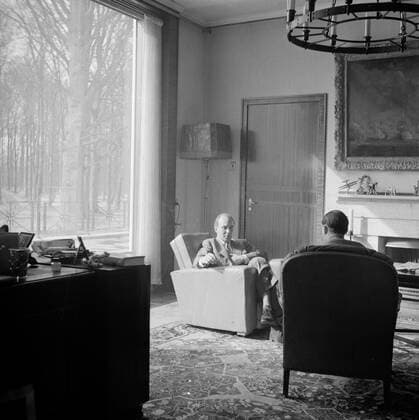 Poll photo collection. The royal family at Soestdijk Palace. Prince Bernhard is talking to an unknown gentleman in his office. { ca. 1947 }. Baarn, Utrecht (province) Copyright: xpiemagsx pienatarchpart72010201-16067 !ACHTUNG AUFNAHMEDATUM GESCHÄTZT!