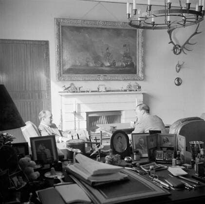 Poll photo collection. The royal family at Soestdijk Palace. Prince Bernhard is talking to an unknown gentleman in his office. { ca. 1947 }. Baarn, Utrecht (province) Copyright: xpiemagsx pienatarchpart72010201-16068 !ACHTUNG AUFNAHMEDATUM GESCHÄTZT!