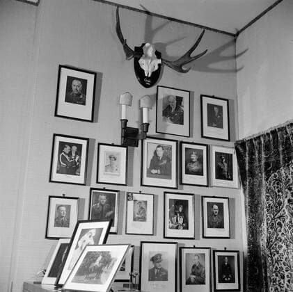 Poll photo collection. The royal family at Soestdijk Palace. Wall with portet photos and an antler in the office of Prince Bernhard. { ca. 1947 }. Baarn, Utrecht (province) Copyright: xpiemagsx pienatarchpart72010201-16076 !ACHTUNG AUFNAHMEDATUM GESCHÄTZT!