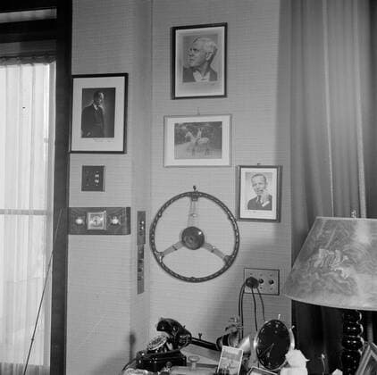 Poll photo collection. The royal family at Soestdijk Palace. Wall with portrait photos and a steering wheel in the office of Prince Bernhard. { ca. 1947 }. Baarn, Utrecht (province) Copyright: xpiemagsx pienatarchpart72010201-16080 !ACHTUNG AUFNAHMEDATUM GESCHÄTZT!