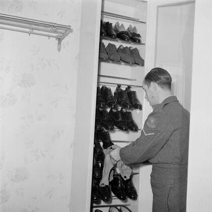 Poll photo collection. The royal family at Soestdijk Palace. A bouncer takes care of Prince Bernhard s shoes. { ca. 1947 }. Baarn, Utrecht (province) Copyright: xpiemagsx pienatarchpart72010201-16084 !ACHTUNG AUFNAHMEDATUM GESCHÄTZT!