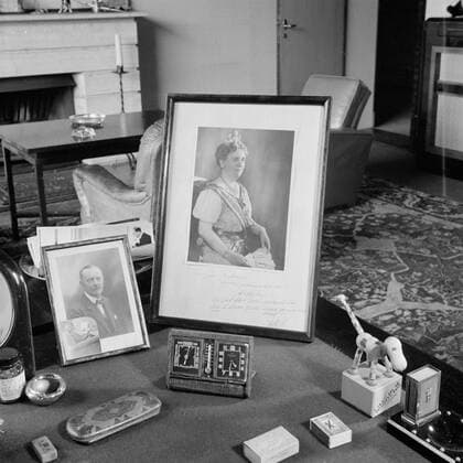 Poll photo collection. The royal family at Soestdijk Palace. Framed portrait photos on the desk in the office of Prince Bernhard. { ca. 1947 }. Baarn, Utrecht (province) Copyright: xpiemagsx pienatarchpart72010201-16095 !ACHTUNG AUFNAHMEDATUM GESCHÄTZT!