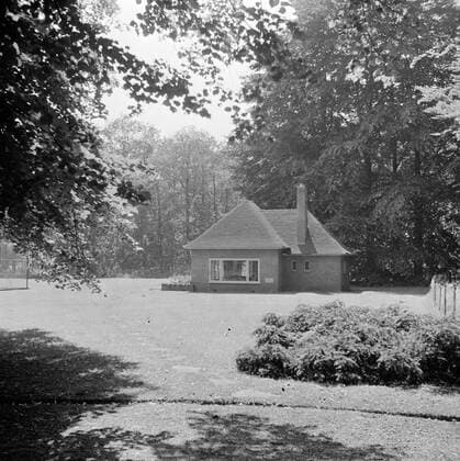 Poll photo collection. The royal family at Soestdijk Palace. Exterior of the bungalow in the garden of the palace. { ca. 1947 }. Baarn, Utrecht (Prov) Copyright: xpiemagsx pienatarchpart72010201-16103 !ACHTUNG AUFNAHMEDATUM GESCHÄTZT!