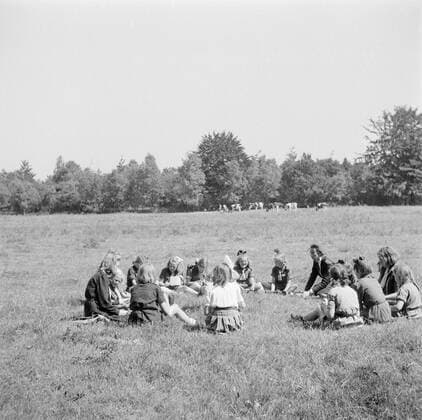 Poll photo collection. The royal family at Soestdijk Palace. Princess Beatrix with other boy scouts in the garden of the palace. { ca. 1947 }. Baarn, Utrecht (province) Copyright: xpiemagsx pienatarchpart72010201-16106 !ACHTUNG AUFNAHMEDATUM GESCHÄTZT!