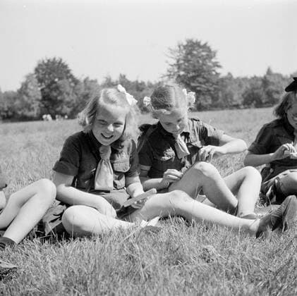 Poll photo collection. The royal family at Soestdijk Palace. Princess Beatrix with other boy scouts in the garden of the palace. { ca. 1947 }. Baarn, Utrecht (province) Copyright: xpiemagsx pienatarchpart72010201-16107 !ACHTUNG AUFNAHMEDATUM GESCHÄTZT!