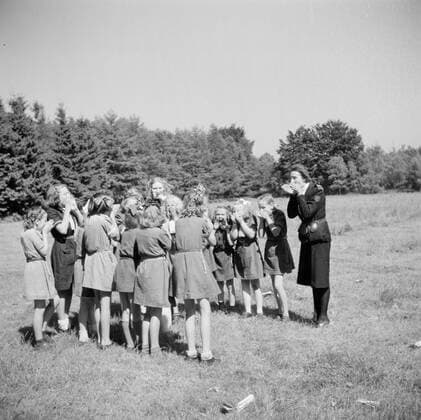 Poll photo collection. The royal family at Soestdijk Palace. Princess Beatrix with other boy scouts in the garden of the palace. { ca. 1947 }. Baarn, Utrecht (province) Copyright: xpiemagsx pienatarchpart72010201-16108 !ACHTUNG AUFNAHMEDATUM GESCHÄTZT!