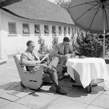 Poll photo collection. The royal family at Soestdijk Palace. Prince Bernhard takes care of the terrace with his secretary. { ca. 1947 }. Baarn, Utrecht (province) Copyright: xpiemagsx pienatarchpart72010201-16111 !ACHTUNG AUFNAHMEDATUM GESCHÄTZT!
