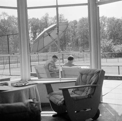Poll photo collection. The royal family at Soestdijk Palace. Prince Bernhard takes care of the terrace with his secretary. { ca. 1947 }. Baarn, Utrecht (province) Copyright: xpiemagsx pienatarchpart72010201-16114 !ACHTUNG AUFNAHMEDATUM GESCHÄTZT!