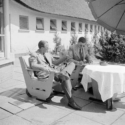 Poll photo collection. The royal family at Soestdijk Palace. Prince Bernhard takes care of the terrace with his secretary. { ca. 1947 }. Baarn, Utrecht (province) Copyright: xpiemagsx pienatarchpart72010201-16115 !ACHTUNG AUFNAHMEDATUM GESCHÄTZT!