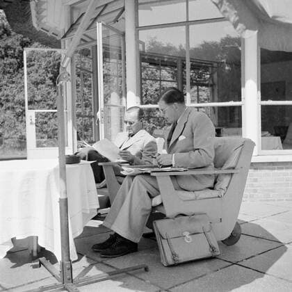 Poll photo collection. The royal family at Soestdijk Palace. Prince Bernhard takes care of the terrace with his secretary. { ca. 1947 }. Baarn, Utrecht (province) Copyright: xpiemagsx pienatarchpart72010201-16116 !ACHTUNG AUFNAHMEDATUM GESCHÄTZT!