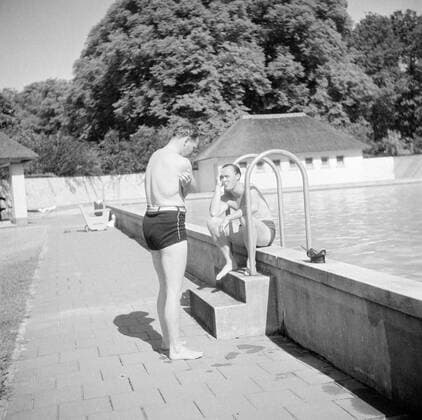 Poll photo collection. The royal family at Soestdijk Palace. Prince Bernhard is sitting on the edge of the pool with an unknown gentleman talking. { ca. 1947 }. Baarn, Utrecht (province) Copyright: xpiemagsx pienatarchpart72010201-16117 !ACHTUNG AUFNAHMEDATUM GESCHÄTZT!