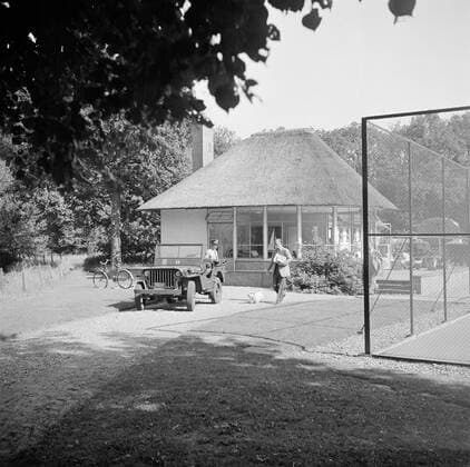 Poll photo collection. The royal family at Soestdijk Palace. Prince Bernhard leaves a jeep from the bungalow next to the pool in the palace garden. { ca. 1947 }. Baarn, Utrecht (province) Copyright: xpiemagsx pienatarchpart72010201-16120 !ACHTUNG AUFNAHMEDATUM GESCHÄTZT!