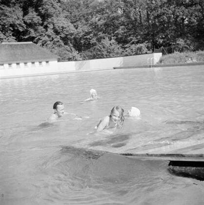 Poll photo collection. The royal family at Soestdijk Palace. Prince Bernhard, Princess Juliana, Princess Beatrix and Princess Irene in the pool in the palace garden. { ca. 1947 }. Baarn, Utrecht (province) Copyright: xpiemagsx pienatarchpart72010201-16123 !ACHTUNG AUFNAHMEDATUM GESCHÄTZT!