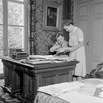 Poll photo collection. The royal family at Soestdijk Palace. The secretary of Prince Bernhard behind his desk with an assistant. { ca. 1947 }. Baarn, Utrecht (province) Copyright: xpiemagsx pienatarchpart72010201-16138 !ACHTUNG AUFNAHMEDATUM GESCHÄTZT!