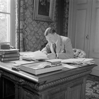 Poll photo collection. The royal family at Soestdijk Palace. The secretary of Prince Bernhard behind his desk. { ca. 1947 }. Baarn, Utrecht (province) Copyright: xpiemagsx pienatarchpart72010201-16140 !ACHTUNG AUFNAHMEDATUM GESCHÄTZT!