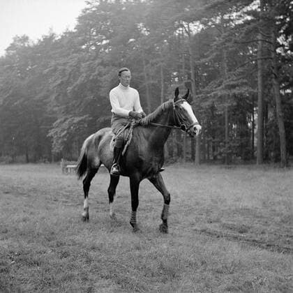 Poll photo collection. The royal family at Soestdijk Palace. Prince Bernhard drives horse in the park of the palace. { ca. 1947 }. Baarn, Utrecht (province) Copyright: xpiemagsx pienatarchpart72010201-16147 !ACHTUNG AUFNAHMEDATUM GESCHÄTZT!