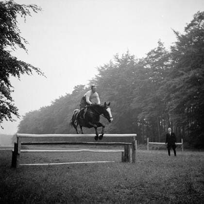 Poll photo collection. The royal family on Soestdijk. Prince Bernhard jumps with his horse over an obstacle in the park of the palace. { ca. 1947 }. Baarn, Utrecht (province) Copyright: xpiemagsx pienatarchpart72010201-16148 !ACHTUNG AUFNAHMEDATUM GESCHÄTZT!