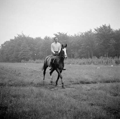 Poll photo collection. The royal family at Soestdijk Palace. Prince Bernhard drives horse in the park of the palace. { ca. 1947 }. Baarn, Utrecht (province) Copyright: xpiemagsx pienatarchpart72010201-16149 !ACHTUNG AUFNAHMEDATUM GESCHÄTZT!