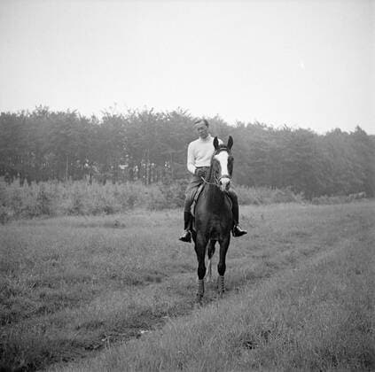 Poll photo collection. The royal family at Soestdijk Palace. Prince Bernhard drives horse in the park of the palace. { ca. 1947 }. Baarn, Utrecht (province) Copyright: xpiemagsx pienatarchpart72010201-16150 !ACHTUNG AUFNAHMEDATUM GESCHÄTZT!