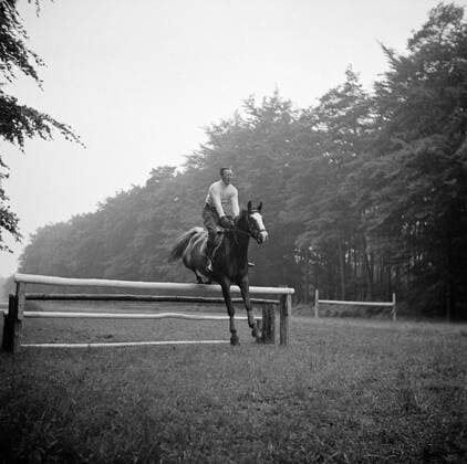 Poll photo collection. The royal family at Soestdijk Palace. Prince Bernhard jumps with his horse over an obstacle in the park of the palace. { ca. 1947 }. Baarn, Utrecht (Prov), Utrecht (province) Copyright: xpiemagsx pienatarchpart72010201-16151 !ACHTUNG AUFNAHMEDATUM GESCHÄTZT!