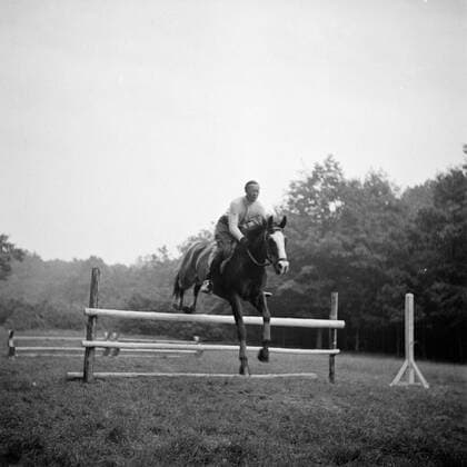 Poll photo collection. The royal family at Soestdijk Palace. Prince Bernhard jumps with his horse over an obstacle in the park of the palace. { ca. 1947 }. Baarn, Utrecht (province) Copyright: xpiemagsx pienatarchpart72010201-16154 !ACHTUNG AUFNAHMEDATUM GESCHÄTZT!