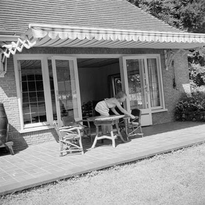 Poll photo collection. The royal family at Soestdijk Palace. Princess Beatrix at the summer house in the palace park. July 1947. Baarn, Utrecht (province) Copyright: xpiemagsx pienatarchpart72010201-16166 !ACHTUNG AUFNAHMEDATUM GESCHÄTZT!