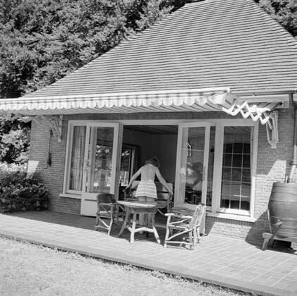 Poll photo collection. The royal family at Soestdijk Palace. Princess Beatrix at the summer house in the palace park. July 1947. Baarn, Utrecht (province) Copyright: xpiemagsx pienatarchpart72010201-16169 !ACHTUNG AUFNAHMEDATUM GESCHÄTZT!