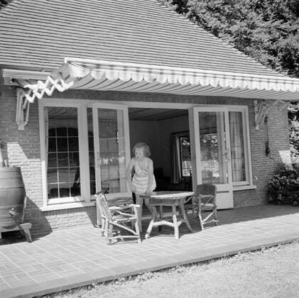 Poll photo collection. The royal family at Soestdijk Palace. Princess Beatrix at the summer house in the palace park. July 1947. Baarn, Utrecht (province) Copyright: xpiemagsx pienatarchpart72010201-16170 !ACHTUNG AUFNAHMEDATUM GESCHÄTZT!