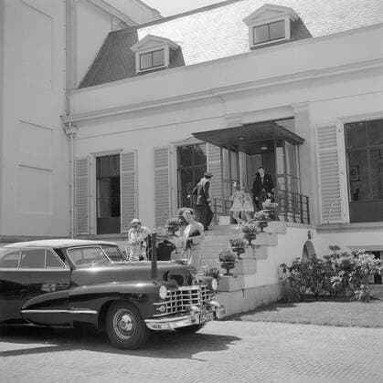 Poll photo collection. The royal family at Soestdijk Palace. Princess Juliana and Prince Bernhard leave the palace done by the Irene and Margriet princesses. July 1947. Baarn, Utrecht (province) Copyright: xpiemagsx pienatarchpart72010201-16177 !ACHTUNG AUFNAHMEDATUM GESCHÄTZT!