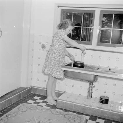 Poll photo collection. The royal family at Soestdijk Palace. Princess Beatrix fills a saucepan under the tap in the cuisine of the summer house. July 1947. Baarn, Utrecht (province) Copyright: xpiemagsx pienatarchpart72010201-16180 !ACHTUNG AUFNAHMEDATUM GESCHÄTZT!