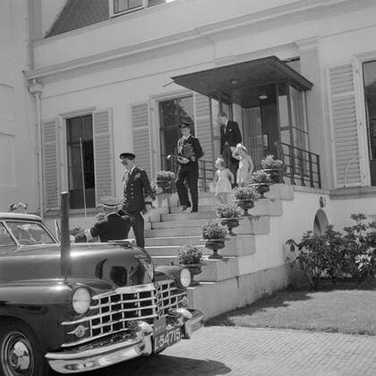 Poll photo collection. The royal family at Soestdijk Palace. With his adjutant and his secretary, Prince Bernhard drops off the plates of the side wing of the palace and is done done by Princess Irene and Princess Margriet. July 1947. Baarn, Utrecht (province) Copyright: xpiemagsx pienatarchpart72010201-16181 !ACHTUNG AUFNAHMEDATUM GESCHÄTZT!