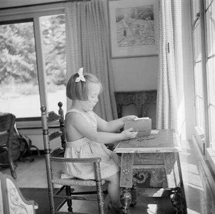 Poll photo collection. The royal family at Soestdijk Palace. Princess Margriet is drawing at a table in the summer house. July 1947. Baarn, Utrecht (province) Copyright: xpiemagsx pienatarchpart72010201-16183 !ACHTUNG AUFNAHMEDATUM GESCHÄTZT!
