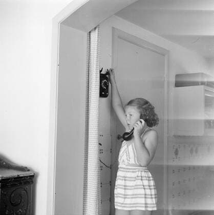 Poll photo collection. The royal family at Soestdijk Palace. Princess Beatrix on the phone in the Children s House on Soestdijk Palace. July 1947. Baarn, Utrecht (province) Copyright: xpiemagsx pienatarchpart72010201-16184 !ACHTUNG AUFNAHMEDATUM GESCHÄTZT!