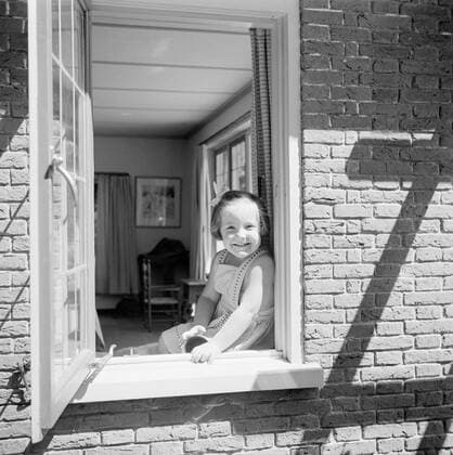 Poll photo collection. The royal family at Soestdijk Palace. Princess Margriet is in the open window of the summer house. July 1947. Baarn, Utrecht (province) Copyright: xpiemagsx pienatarchpart72010201-16187 !ACHTUNG AUFNAHMEDATUM GESCHÄTZT!