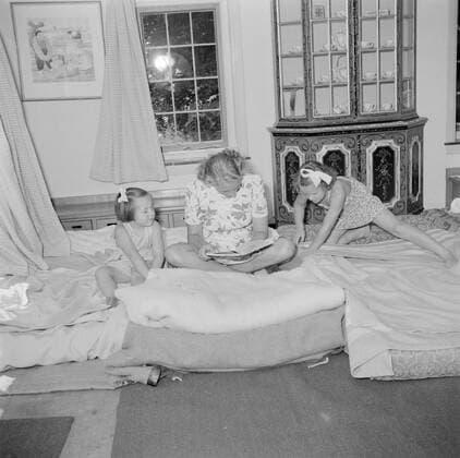 Poll photo collection. The royal family at Soestdijk Palace. The Princesses Irene and Margriet are read by their children s lady in beds in the summer house. July 1947. Baarn, Utrecht (province) Copyright: xpiemagsx pienatarchpart72010201-16188 !ACHTUNG AUFNAHMEDATUM GESCHÄTZT!