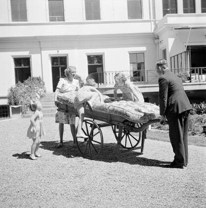 Poll photo collection. The royal family at Soestdijk Palace. The Princesses Beatrix and Irene climb for the rear of the palace on a handcart that is held by staff. Princess Margriet watches .. July 1947. Baarn, Utrecht (province) Copyright: xpiemagsx pienatarchpart72010201-16194 !ACHTUNG AUFNAHMEDATUM GESCHÄTZT!