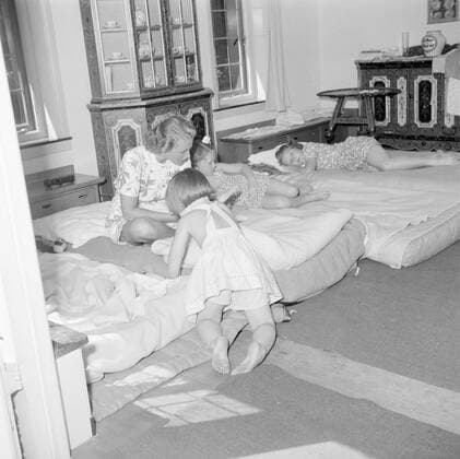 Poll photo collection. The royal family at Soestdijk Palace. The Princesses Beatrix, Irene and Marguerite are read by their children s lady on the beds in the summer house. July 1947. Baarn, Utrecht (province) Copyright: xpiemagsx pienatarchpart72010201-16196 !ACHTUNG AUFNAHMEDATUM GESCHÄTZT!
