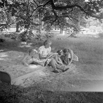 Poll photo collection. The royal family at Soestdijk Palace. Wednesday afternoon. The princesses are free from school. In a shaded place in the park of Soestdijk, Kinderafer Rita Pennink reads the princesses from a fairy tale book. July 1947. Baarn, Utrecht (province) Copyright: xpiemagsx pienatarchpart72010201-16199 !ACHTUNG AUFNAHMEDATUM GESCHÄTZT!
